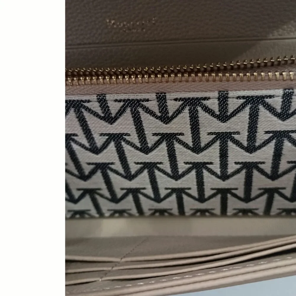 NWT Moncrief London Tillie luxury Italian leather wallet, Sesame. MSRP $360